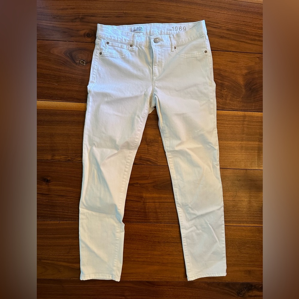 White Gap skinny jeans. Comfy stretch material. ECU 27 / 4 Regular